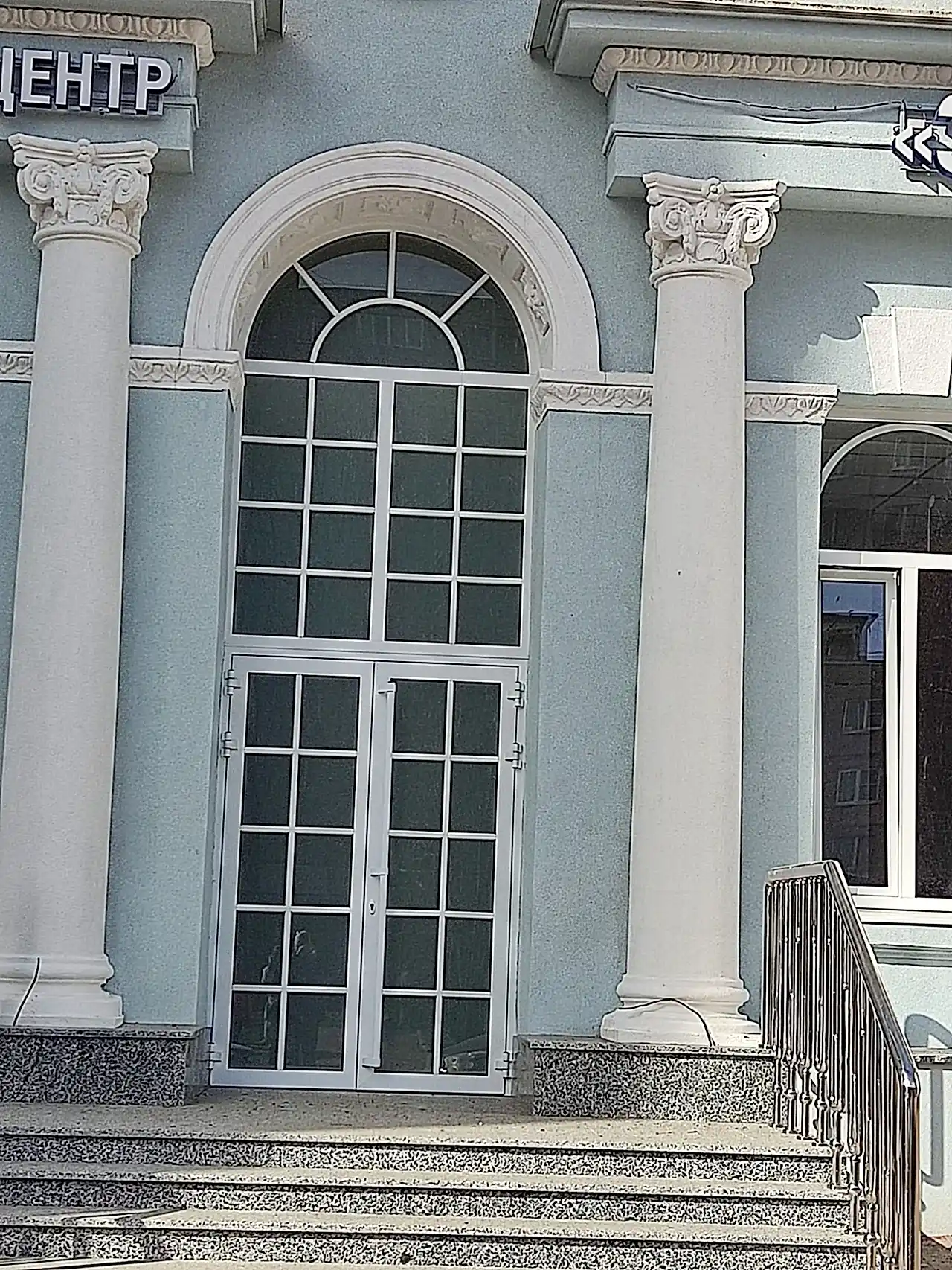 okna_i_dveri_iz_alyuminiya_copy